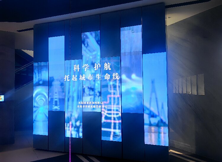 多屏聯(lián)動機(jī)械旋轉(zhuǎn)柱滑軌屏-蘇州好奇數(shù)字科技有限公司.jpg